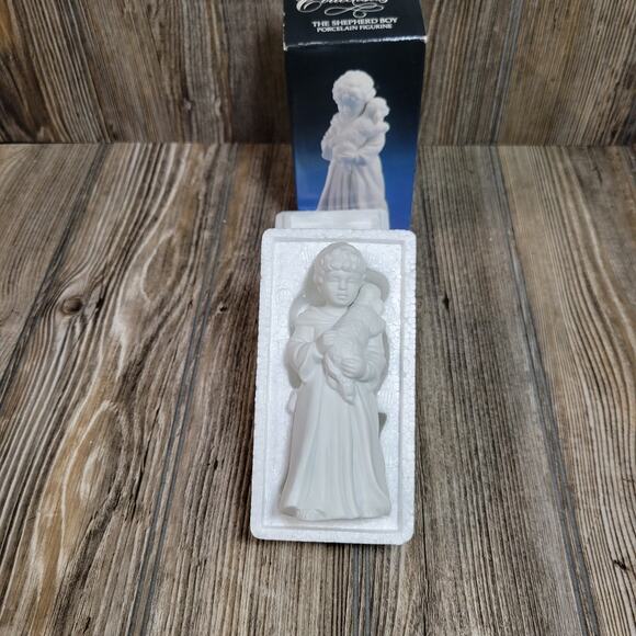 Vintage Avon Nativity Shepherd Boy Porcelain Figurine w Box 1983 - Picture 3 of 5